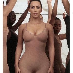 Skims SCULPTING BODYSUIT MID THIGH W. OPEN GUSSET NWOT